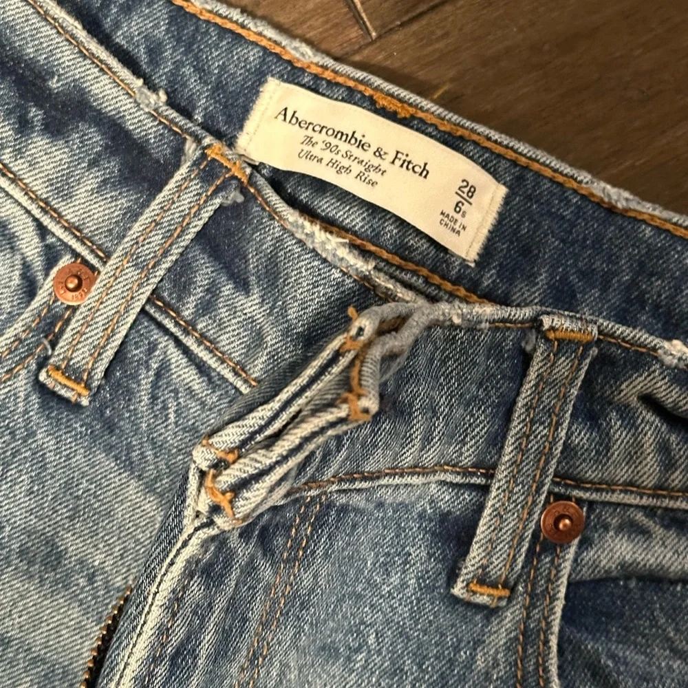 Abercrombie & Fitch Women's 90s Straight Leg Jeans - Distressed Blue - Picture 2 of 4